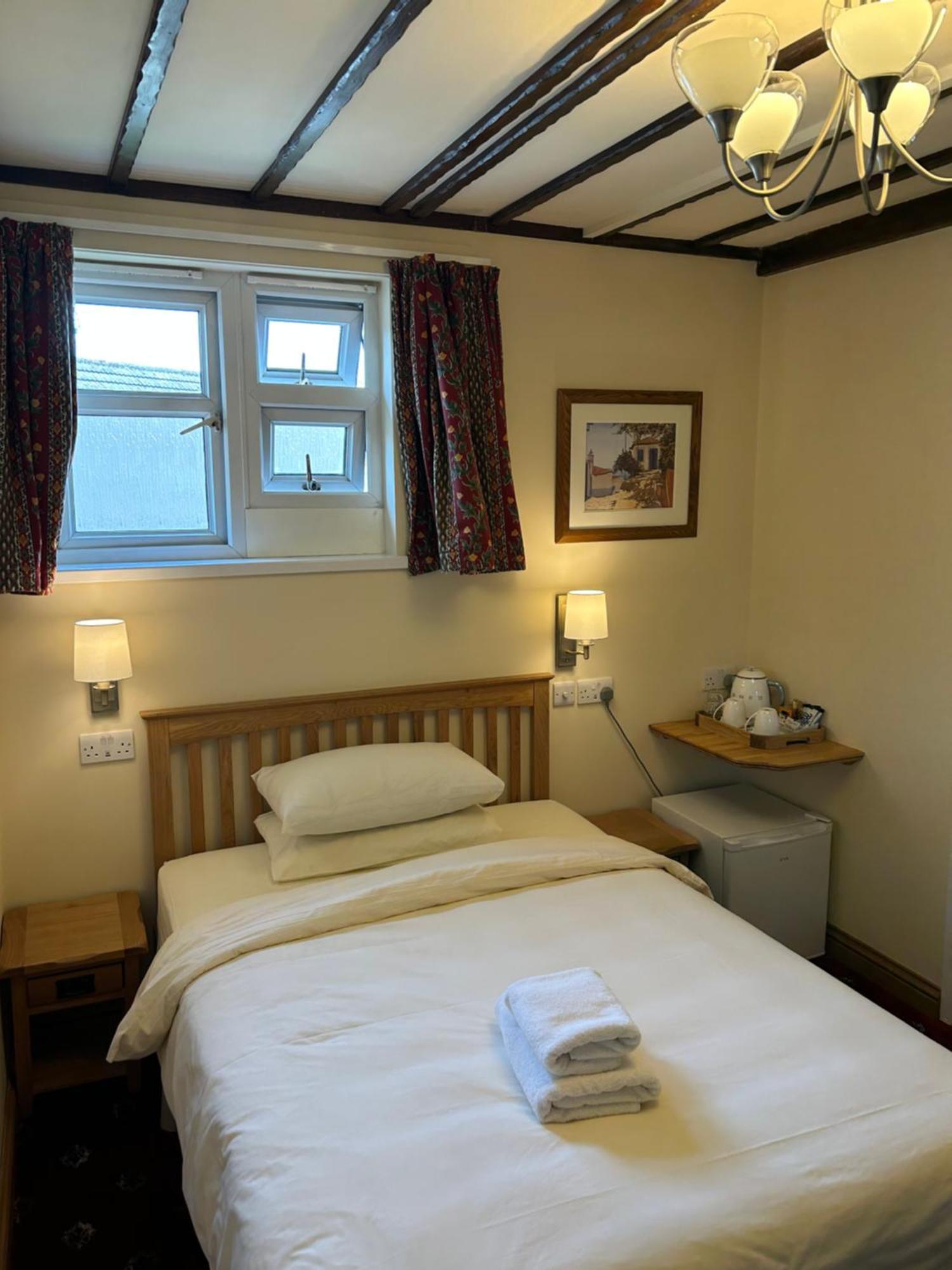Oakwood Bed And Breakfast Heathrow Hillingdon Exteriör bild