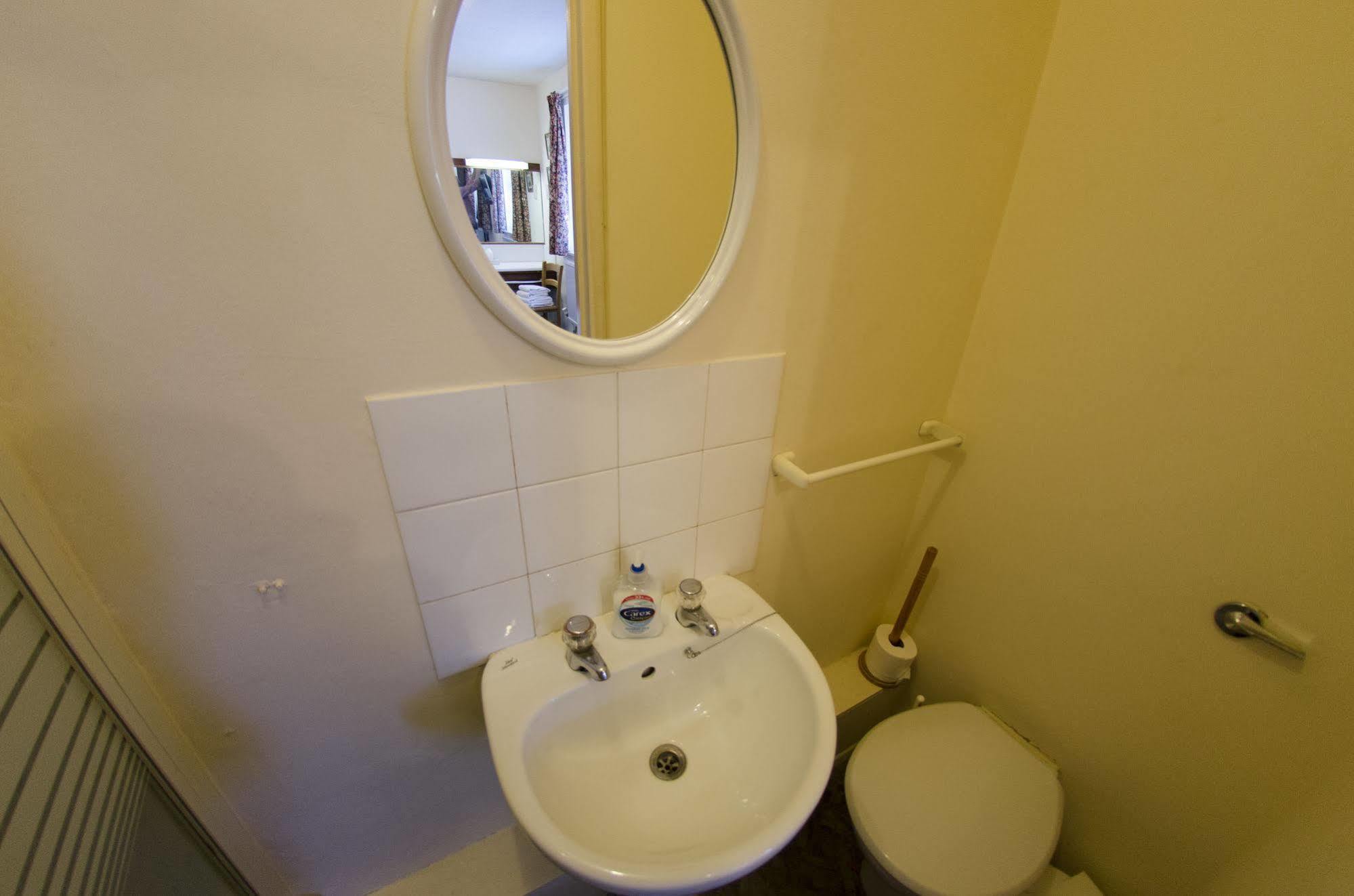 Oakwood Bed And Breakfast Heathrow Hillingdon Exteriör bild